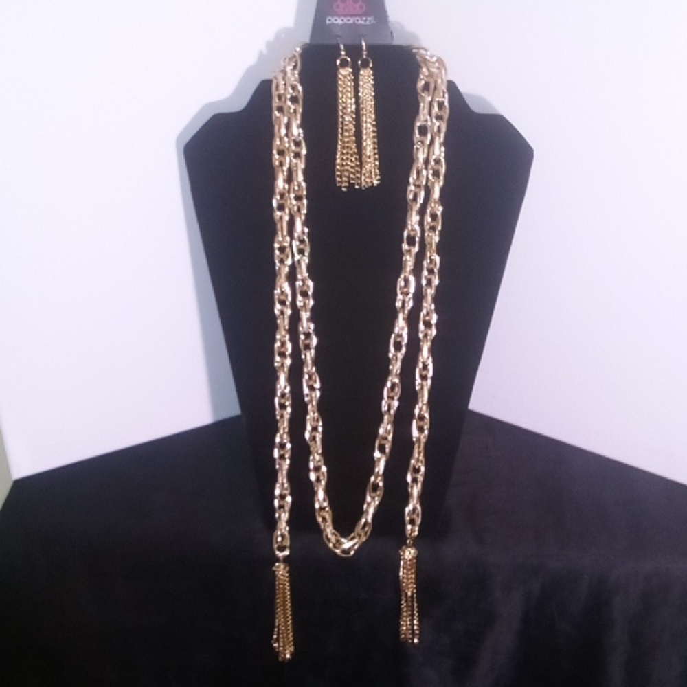 2pk. Paparazzi Accessories Necklace and Earring Set